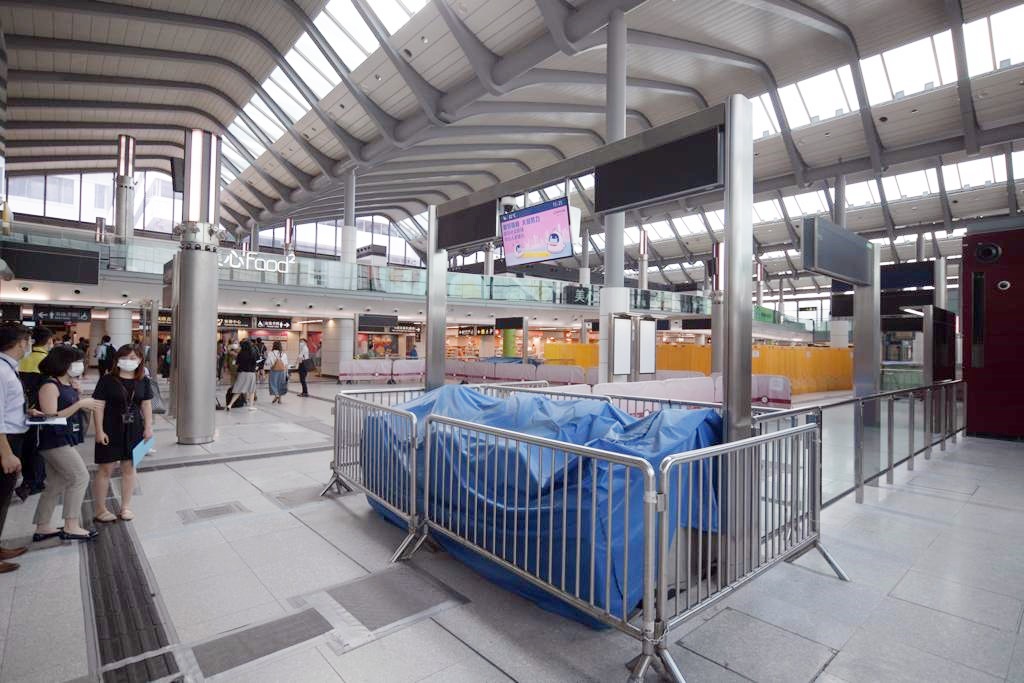 乘客將來在東鐵綫月台下車後，要乘電梯到車站大堂，經走廊到新月台的西鐵綫上車。