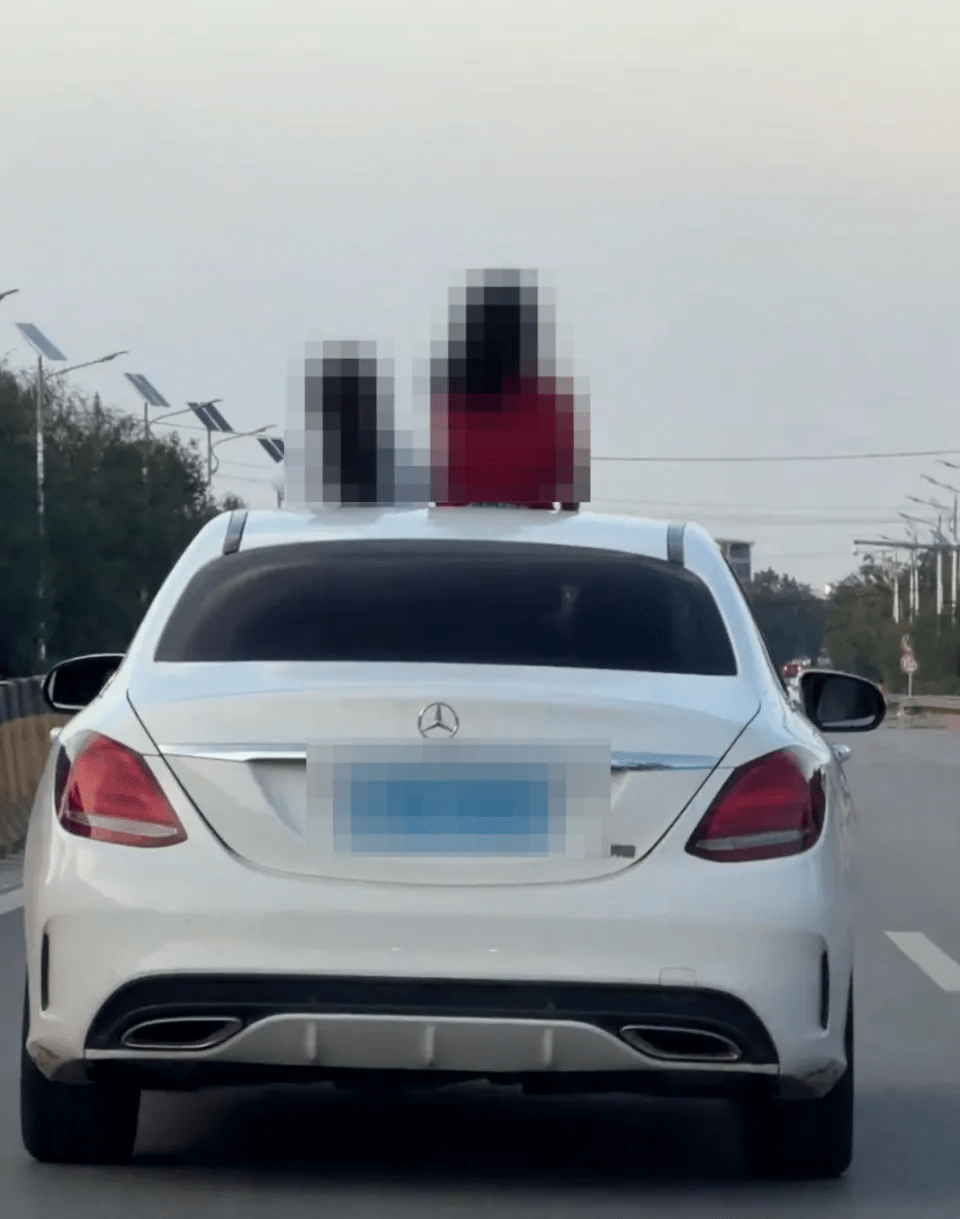 西安Benz兩女童「出天窗」被後車拍下檢舉。 西安交警