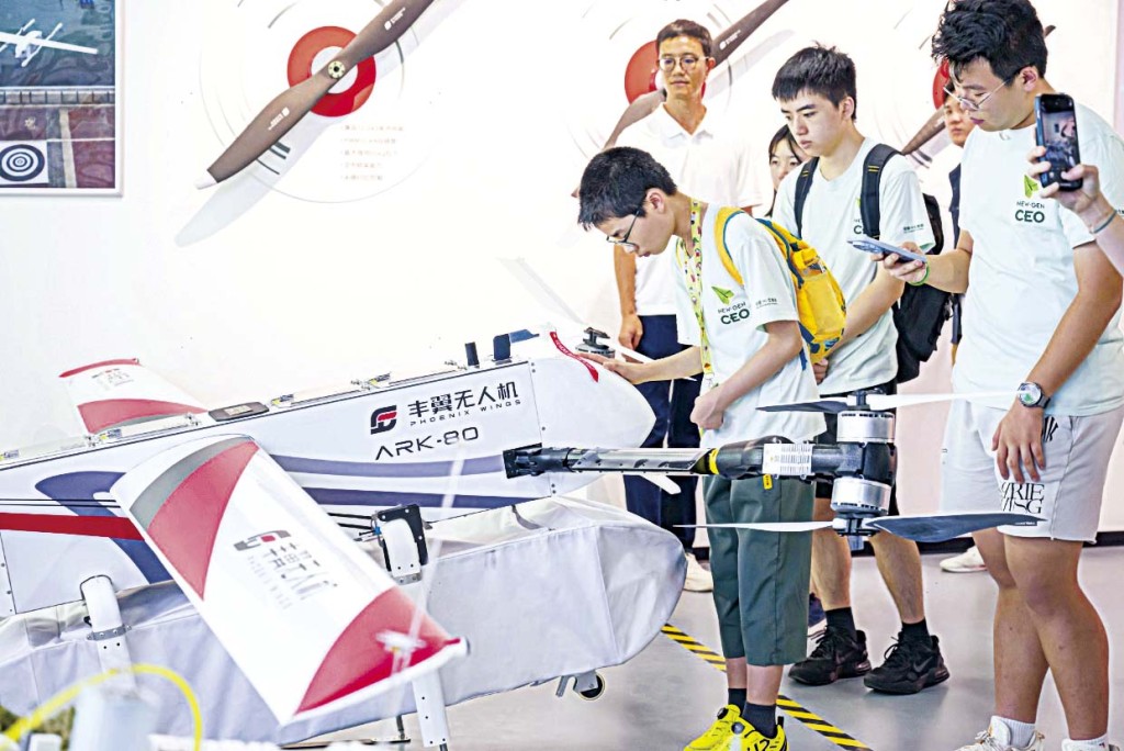 學生參觀低空智慧物流運營中心。