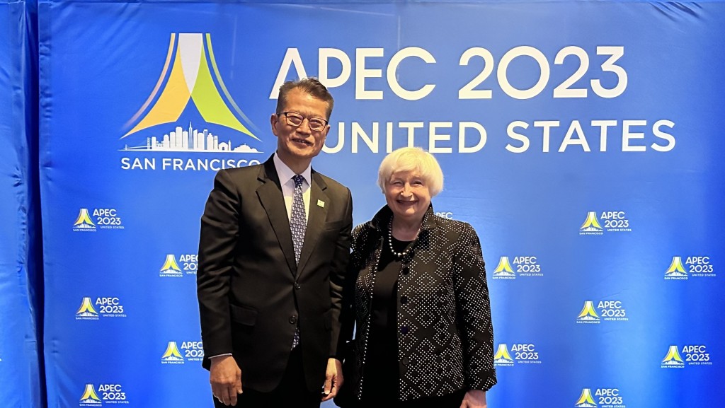陳茂波(左)與美國財政部長耶倫(右)在財政部長會議歡迎晚宴前合照。政府新聞處