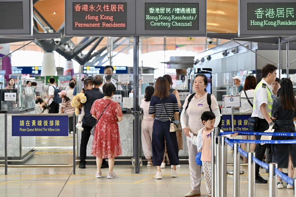 香港居民可用「非触式e-道」流动应用程式的二维码，使用澳门自助通道过关。