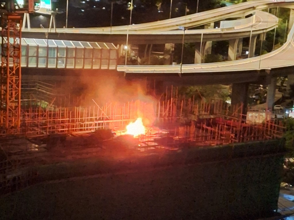 起火位置位於地盤頂層。FB：豫豐花園公開群組