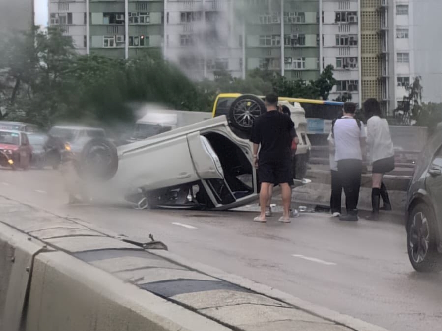 私家車意外後四輪朝天。 私家車意外後四輪朝天。
