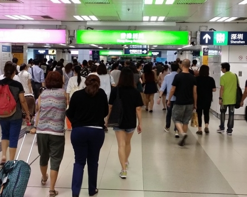 入境處預計，今年中秋及國慶假期期間，約有1,483萬人次經各海陸空管制站進出香港。 資料圖片