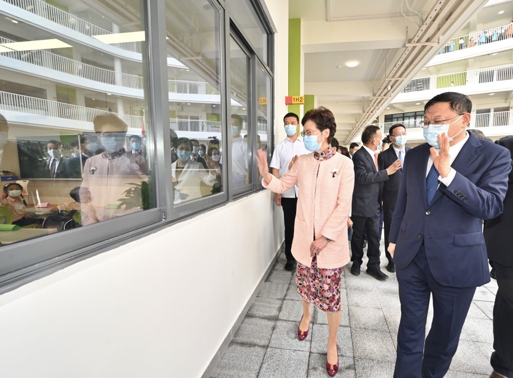 林鄭月娥(前排左一)參觀教室。政府新聞處圖片