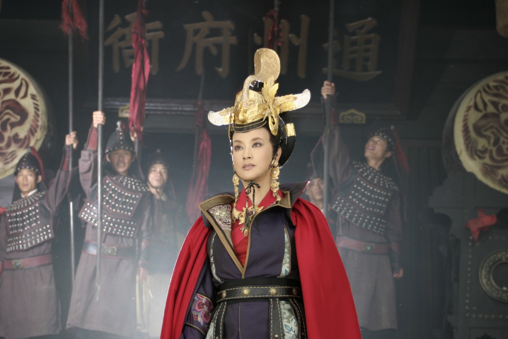 刘晓庆当年演绎《武则天》一角，由10多岁的武媚娘到成为女皇帝武则天，令她名噪一时，12年后再拍《日月凌空》演武则天一角。