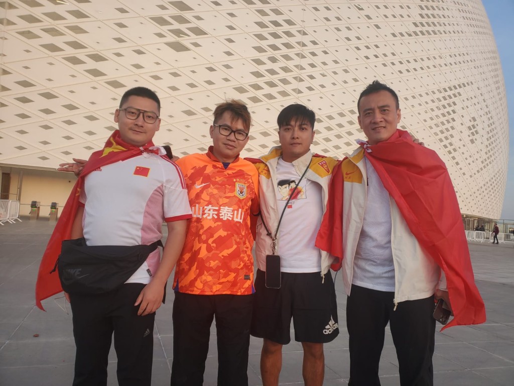 深圳及香港球迷博文(左起)、Oscar、Ali、KK携手入场