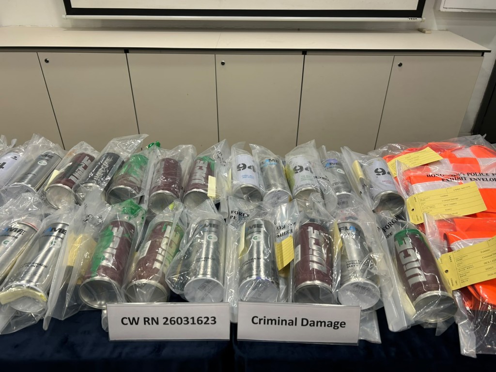 警方檢獲多罐噴漆。曾志恆攝