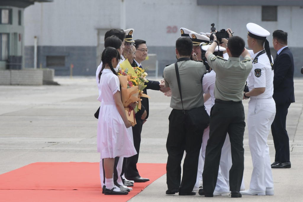 李家超歡迎艦艇編隊到訪香港。 李家超歡迎艦艇編隊到訪香港。