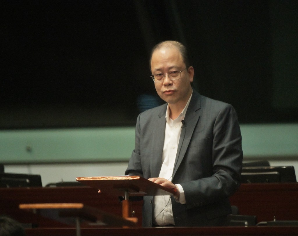 勞聯周小松則質疑政府有什麼措施保障本地勞工。資料圖片 勞聯周小松則質疑政府有什麼措施保障本地勞工。資料圖片