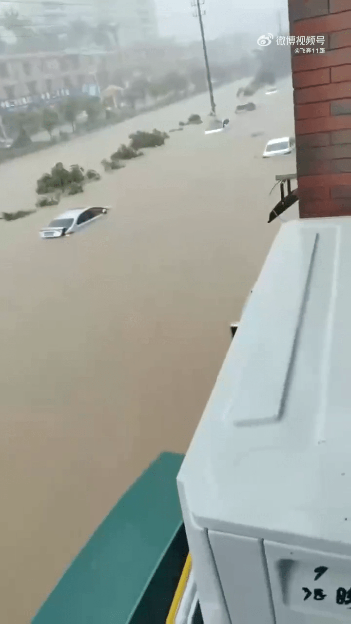 中山红色暴雨，三乡镇变「水城威尼斯」，大量车辆被淹。