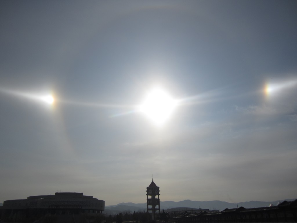 在內蒙古赤峰上空指下的日暈和幻日。新華社資料圖