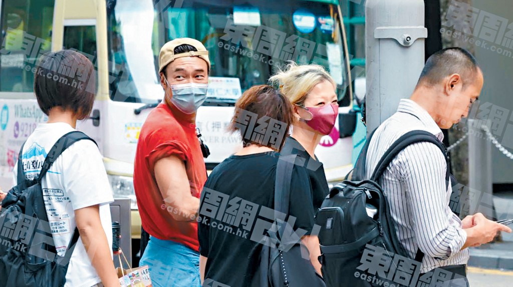 兩公婆拍住拖到健身室。