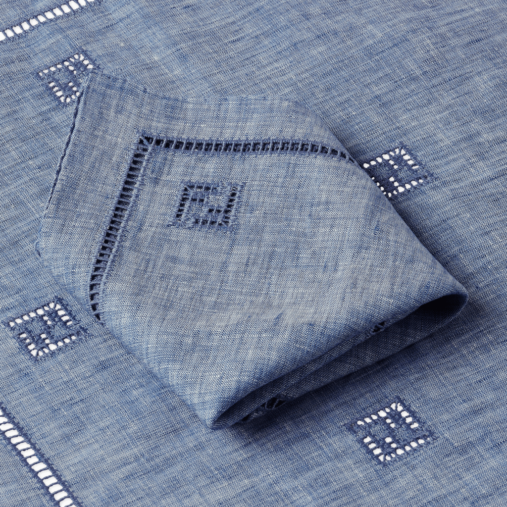Fendi亞麻餐墊及餐巾用上大熱藍色， 並綴以精緻的FF刺繡。