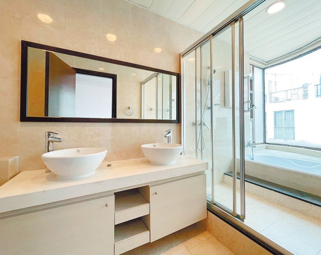 特大浴室设双锌盆，方便户主同时使用。