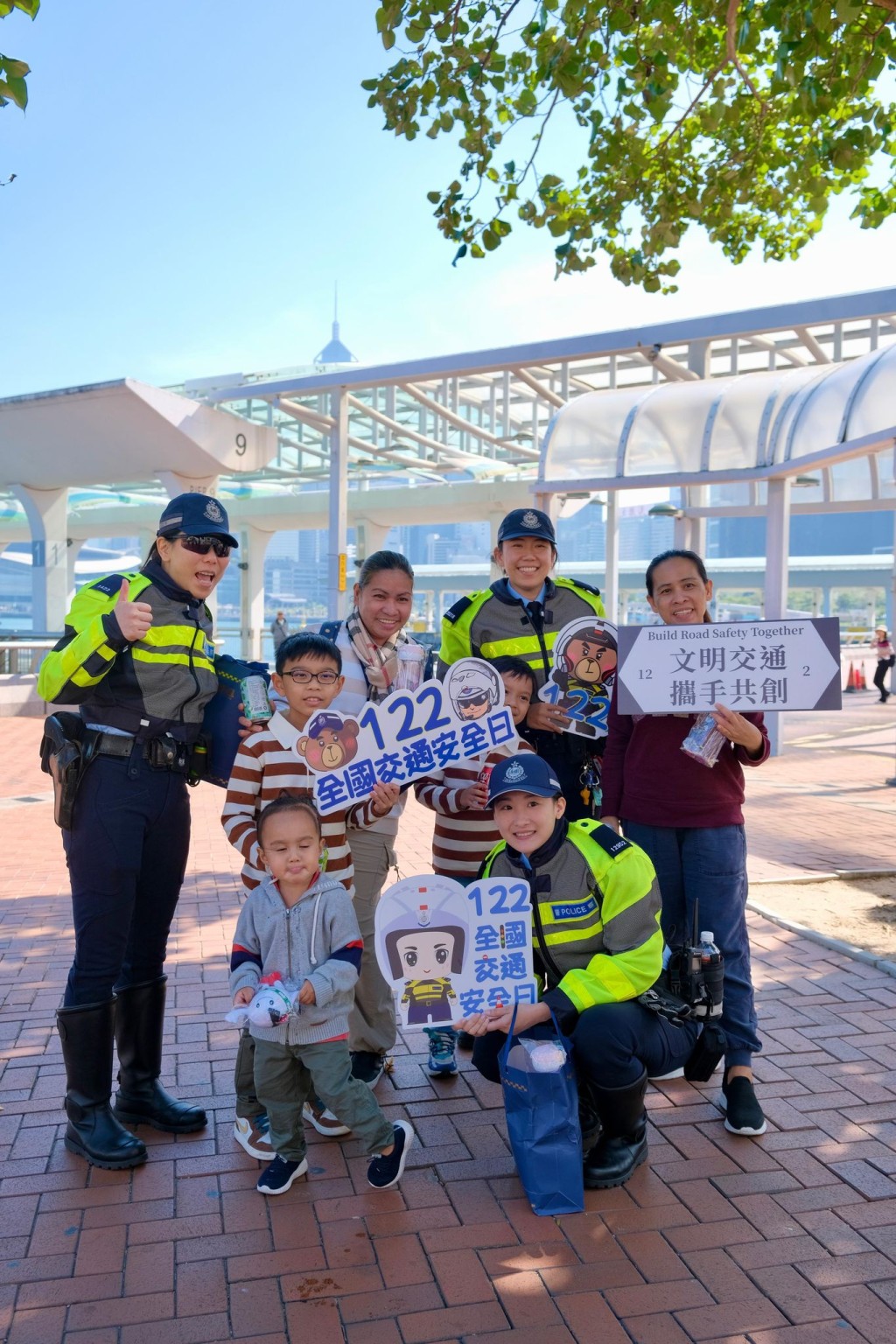 今（2日)港島總區交通部在港島各地區舉辦響應122全國交通安全日的宣傳活動。