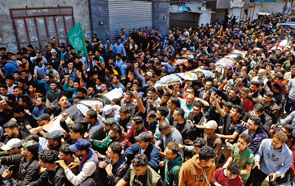 民众周二在加沙市哀悼被以军击毙的圣战组织指挥官等人。