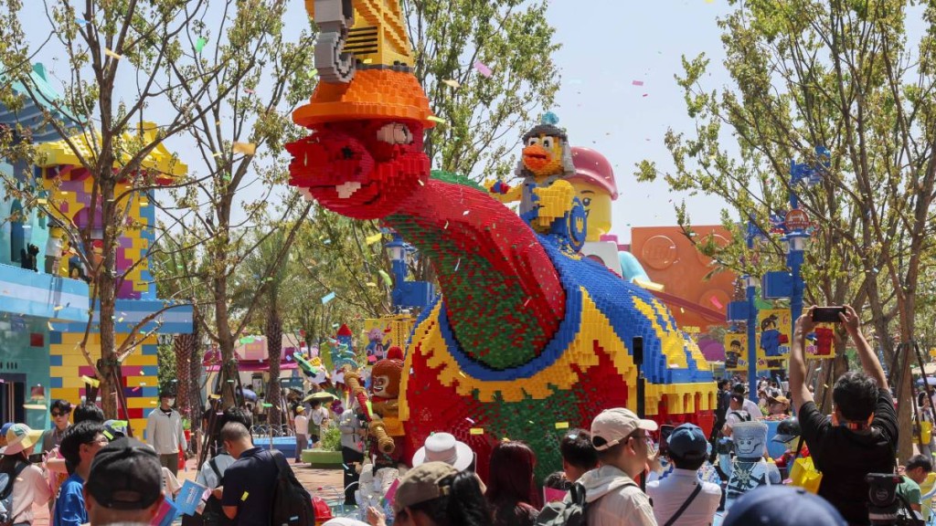 中國首座LEGOLAND昨日在上海「熱爆」開園。新華社
