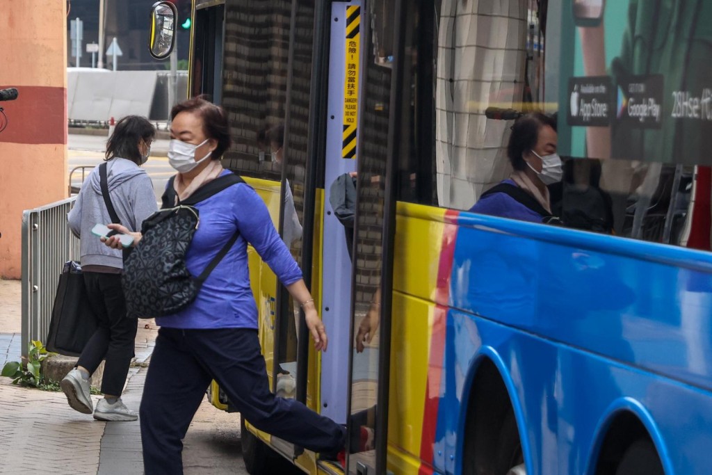 60歲或以上長者出行10元以下車資繼續收2元，車資10元以上則按原價兩折計算。