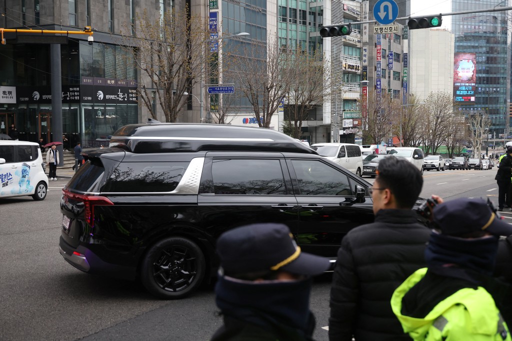 尹锡悦乘车前往法院。路透社