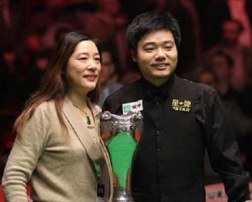 丁俊晖与母亲陈习娟感情深厚。