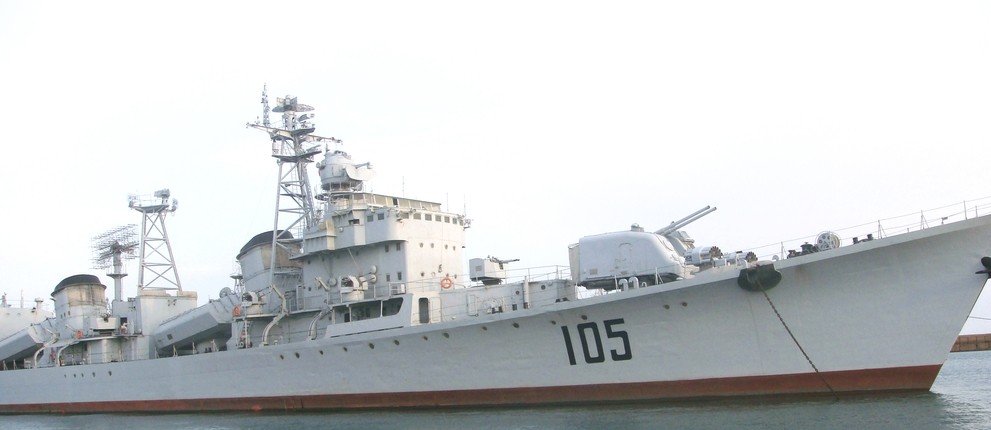 潘镜芙首次在051型驱逐舰上安装舰上导弹，将飞弹、舰炮和反潜武器等单一装备组成武器系统。