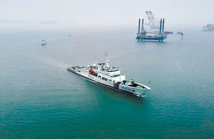 福建海事局出動「海巡06」輪編隊,開啟台灣海峽中北部聯合巡航巡查專項行動。