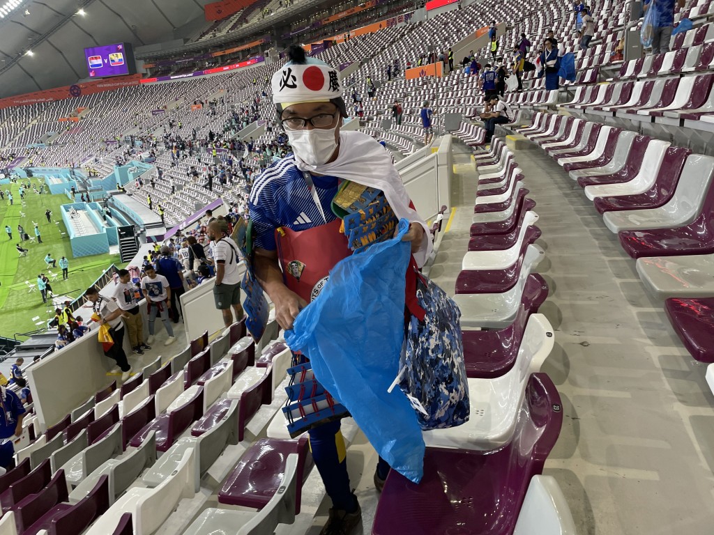 日本粉絲準備大量垃圾袋，更邀請他國粉絲加入大掃除行列。王嘉豪攝