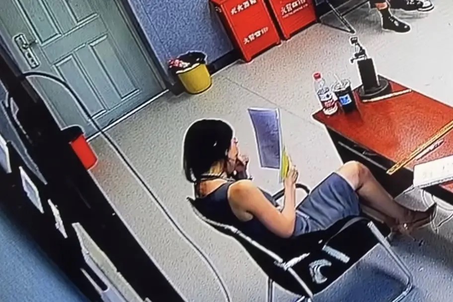 女讲师也忍不住大笑。抖音