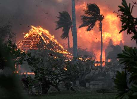 夏威夷毛伊岛海滨小镇拉海纳发生山火，多幢建筑物遭大火吞噬。美联社