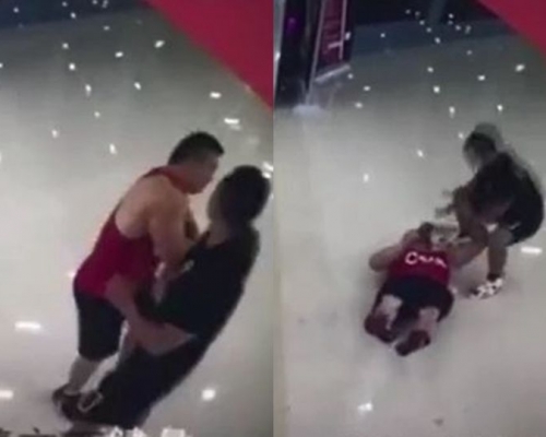 紅衣男遭黑衣男打倒在地。網圖