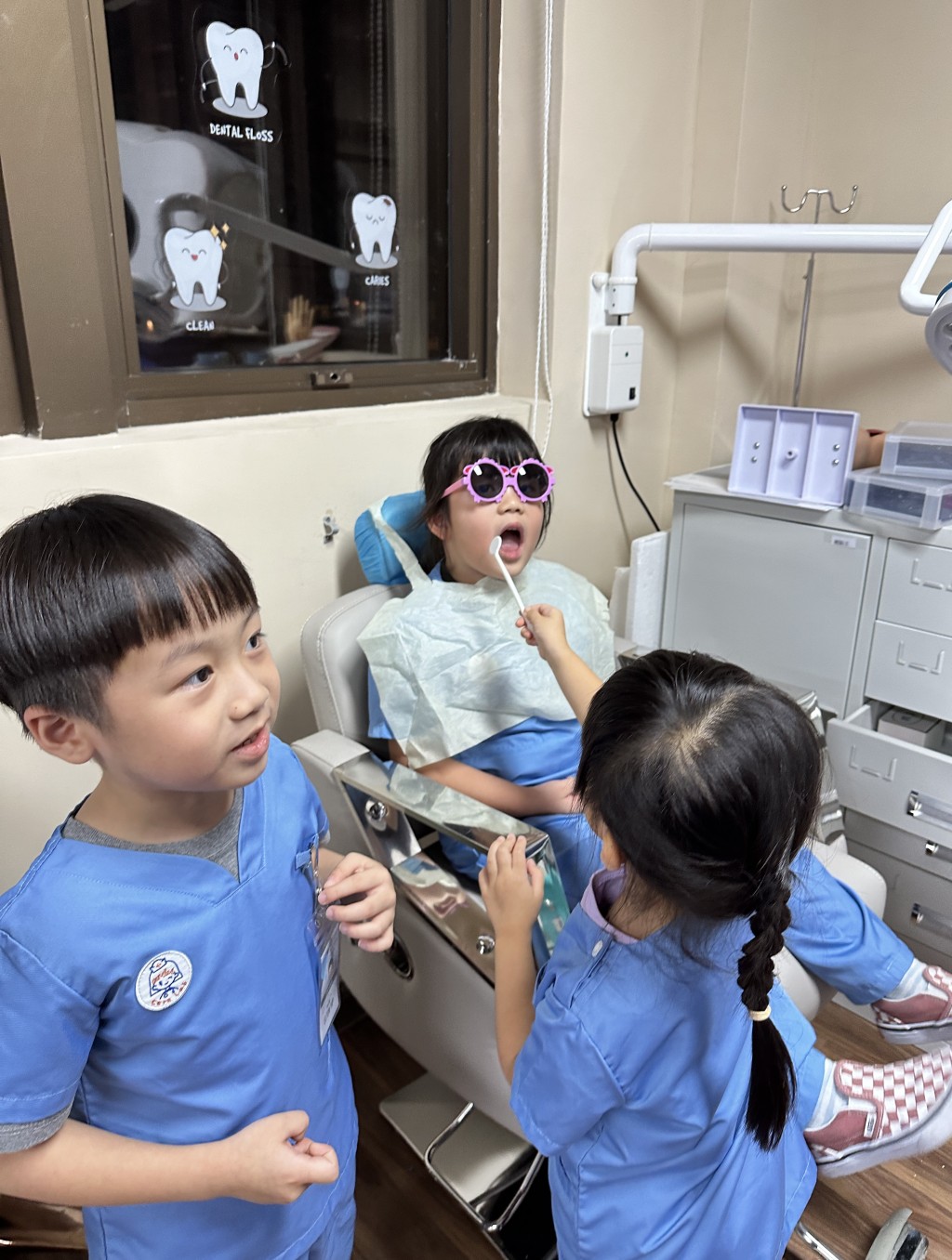 各位小牙醫既要幫病人進行牙齒醫療模擬體驗，亦會做「病人」看看牙齒是否健康！（圖片來源：Carelab）