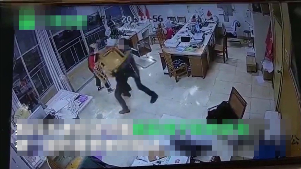 该名中学教师与学生爆发冲突。影片截图