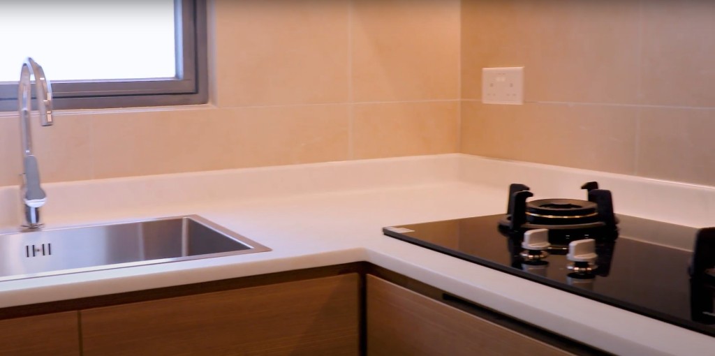 单位的交楼标准装修，包括地板、厨柜和厨房装备、洗手间设施，以及露台等。房协影片截图