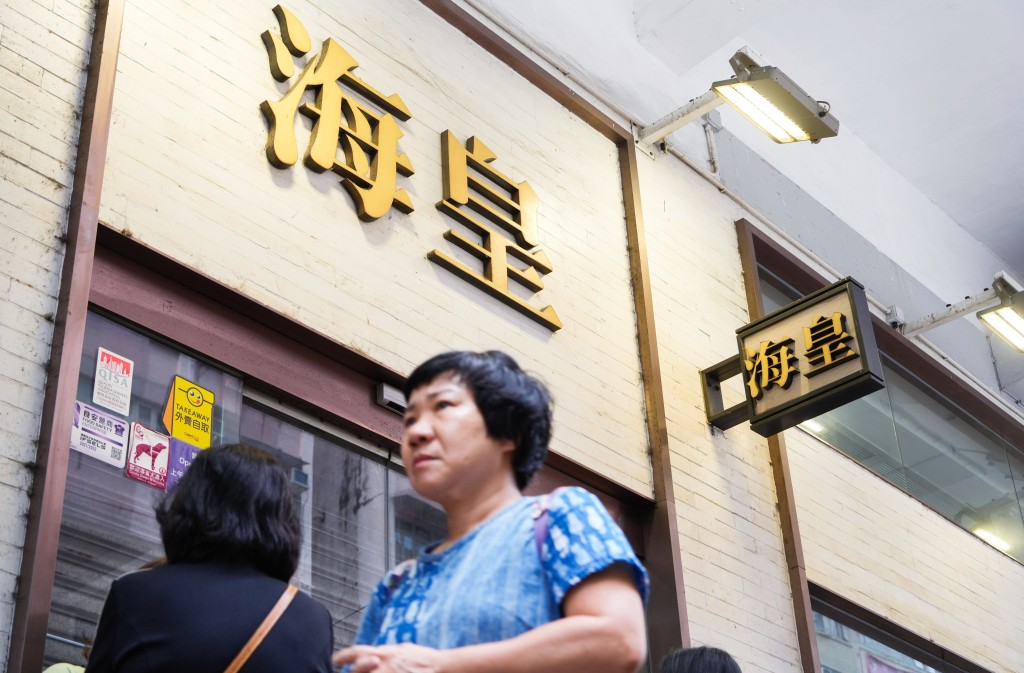梁振英說,租約條件一直是業主主宰,若業主不放棄過去的主宰心態,恐怕最後是兩敗俱傷。 梁振英說,租約條件一直是業主主宰,若業主不放棄過去的主宰心態,恐怕最後是兩敗俱傷。