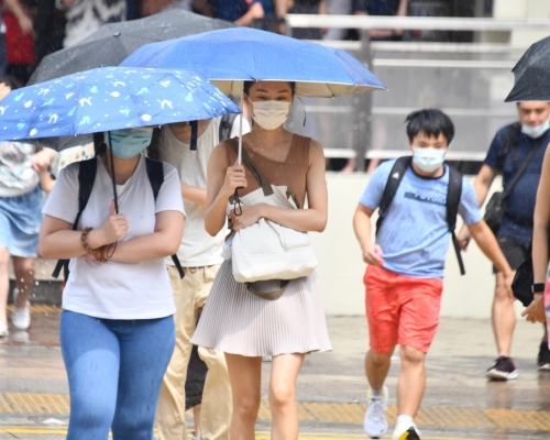 天文台预料本港地区今日大致多云，有几阵骤雨。资料图片