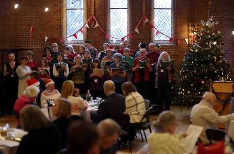 倫敦北部的傑克遜巷藝術中心合唱團在聖誕節為社區成員表演。路透社