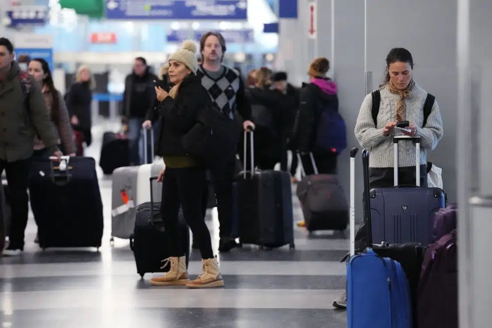 北极气旋袭美，近9000班机取消，许多准备出门旅游和探亲的人被打乱行程。AP
