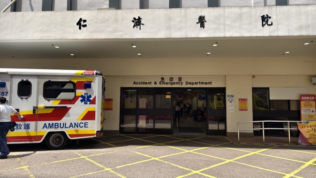荃灣小巴20歲女乘客昏迷 急送院幸救回