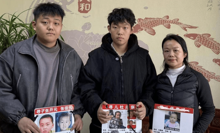 姜甲儒（中）、母親和哥哥在開庭前接受媒體採訪。潮新聞