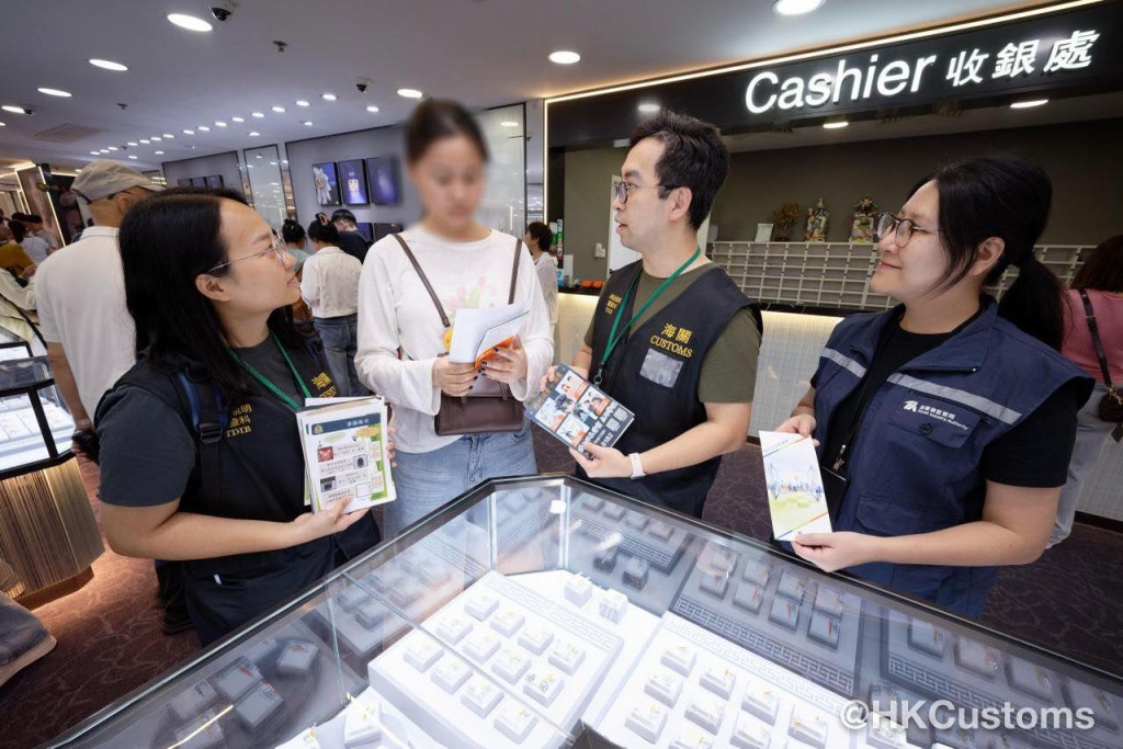 海關及旅監局人員向商戶及旅客宣傳《商品說明條例》。海關FB