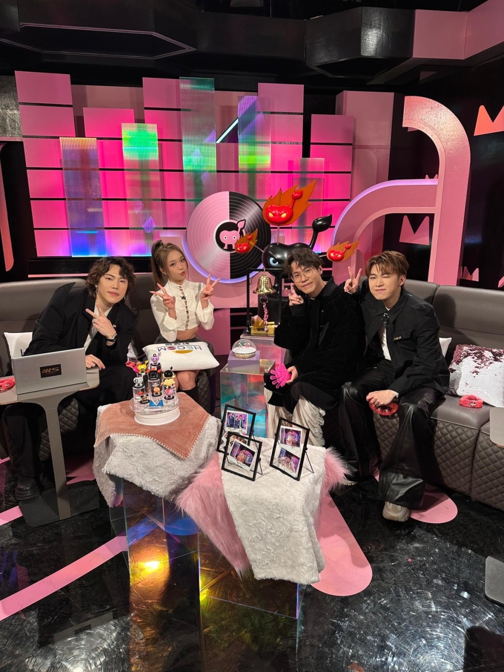 節目每集均設直播間部分，由江廷慧、彭家賢、陳昊廷及侯雋熙主持。