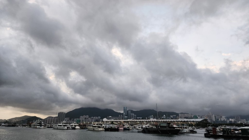 初時部分地區驟雨較多及有狂風雷暴。黎志偉攝