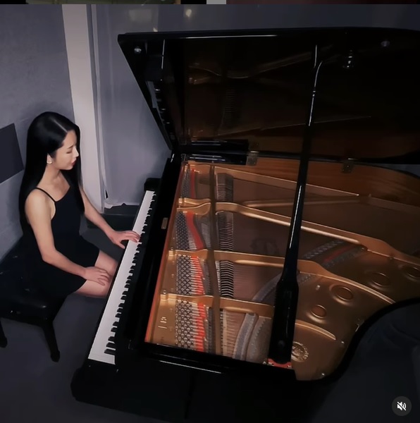 崔碧珈表示從來未遇過有男朋友，為她彈琴兼唱情歌。