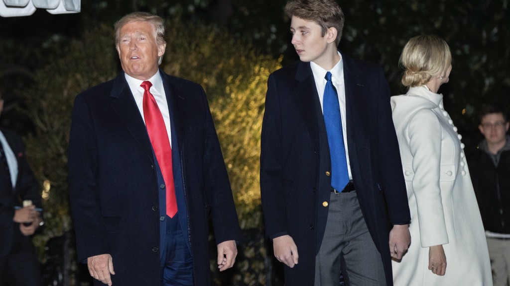 特朗普与小儿子巴伦。 美联社