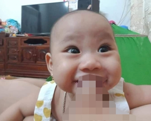 越南媽媽分享餵母乳苦況，BB拉扯乳頭。(FB圖片)