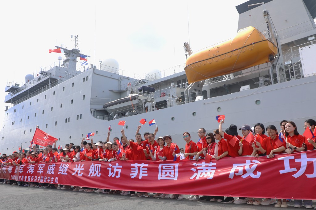 中国海军戚继光号完成对菲律宾访问，启程回国。 新华社