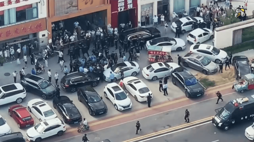 網傳上千投資者臨沂樹拍示威,爆警民衝突。 網傳上千投資者臨沂樹拍示威,爆警民衝突。