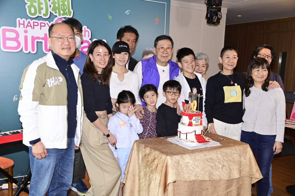 胡枫获一班曾孙举行惊喜生日会。