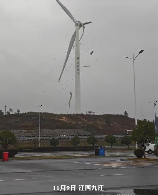 江西有風力發電機的巨型葉片在空中斷裂。抖音@荔枝新聞
